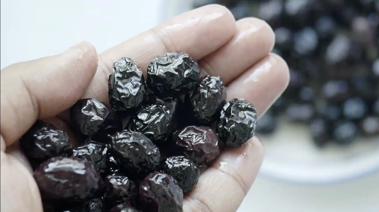 Elde sunulan doğal sofralık zeytin